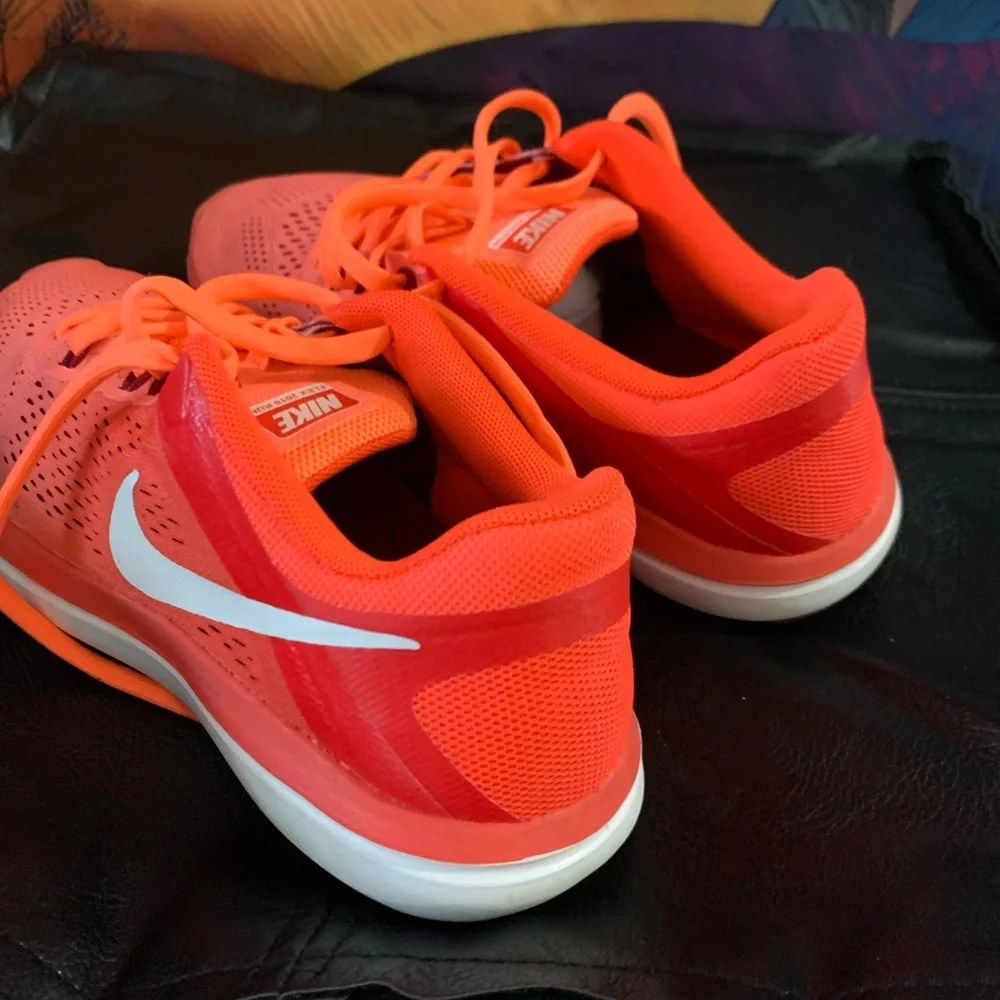 Nike Women's Bright Coral/Orange Athletic Running Shoes - Picture 4 of 7